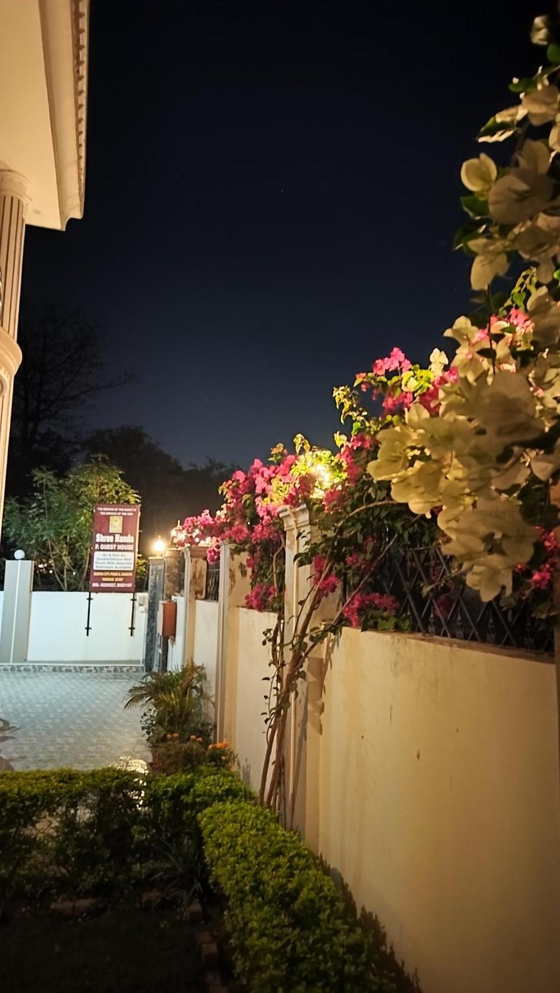 Shree Nanda Guest House Варанаси Екстериор снимка